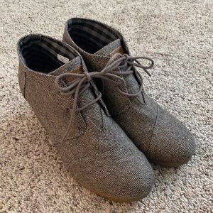 TOM brown herringbone wedges